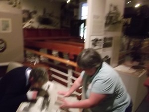 辛迪和珍妮试图从箱子里拿出一个扣子