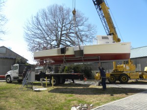 尸体被抬上卡车