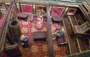 英国皇家海军“君主号”模型内部，由水手博物馆提供。(看看这些人多么渺小!