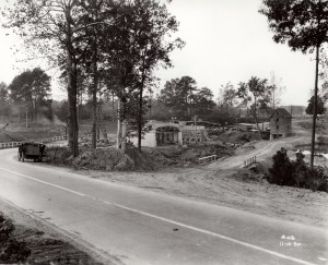 1930年11月10日，莫里湖上修建了公路桥(60号公路)