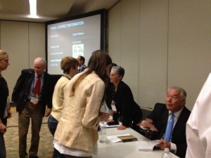 人们等着领取救济品