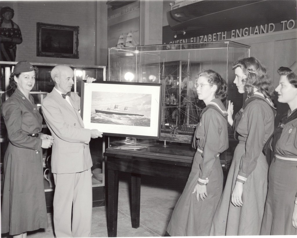 1954年6月，导演弗雷德里克·希尔向海上侦察兵展示了SS美国的照片