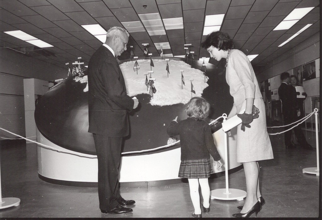 1962年10月28日，杜菲克和她的孩子在国际南极展览会上