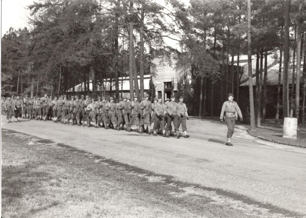 1943年1月，在参观博物馆后，尤斯蒂斯堡部队正行进通过主要入口——战时在尤斯蒂斯堡训练