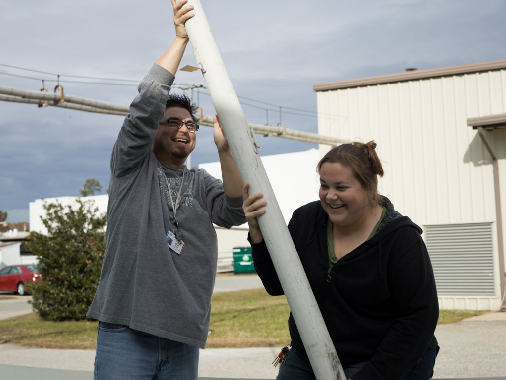 瑞秋和马克升起桅杆。
