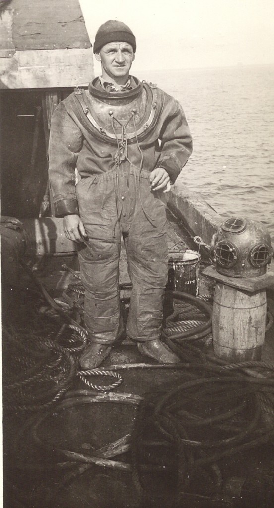 1934年，潜水员弗兰克·朗帮助从约克河河床打捞物体