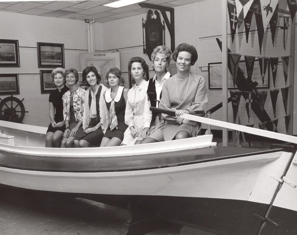 1970年担任汉普顿路青少年联盟志愿者及讲解员