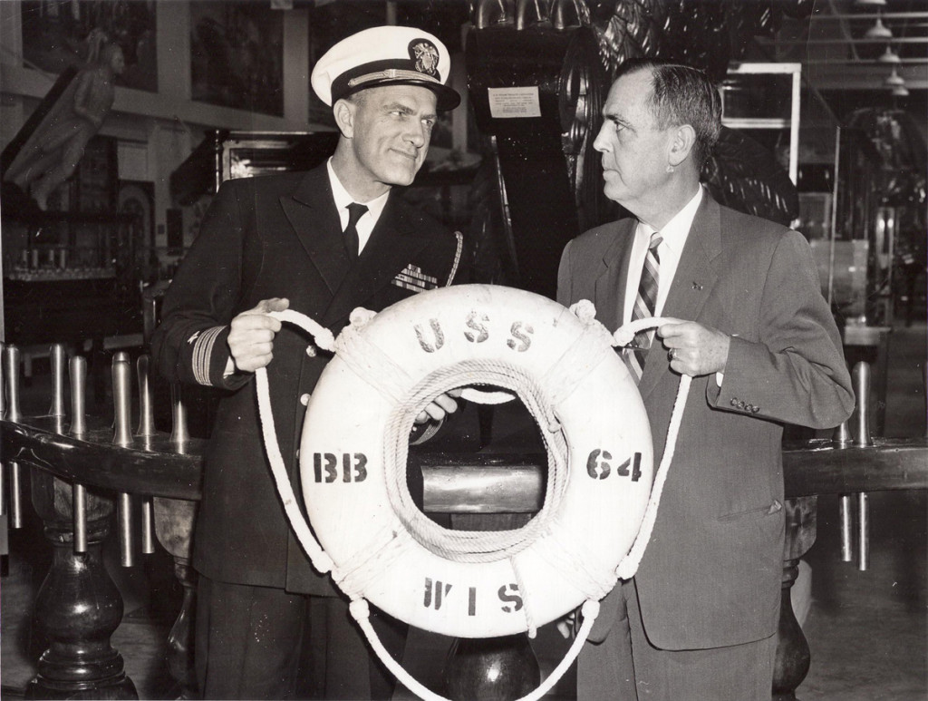 1977年，海军上将西尔维斯特和海军军官从威斯康辛号上被释放