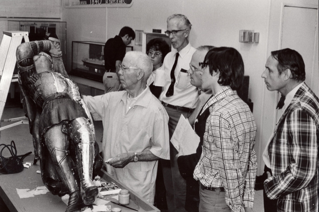 1974年8月，博物馆工作人员向航海研究协会与会者演示铝、金箔技术