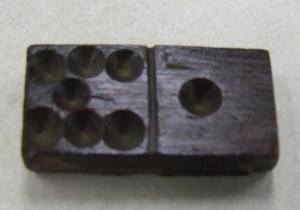 这是一个木制的多米诺骨牌是在龙森号的船体上发现的。