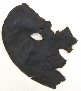 这是一个皮面具在龙森号的船体上发现的。