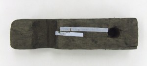 这是朗森系列中最大的一件索具。它长16英寸，宽3.5英寸，高3英寸。