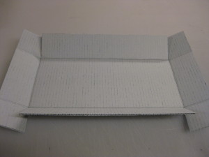 把盒子的底部折起来。