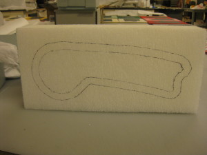 为准备雕刻而涂上人工制品形状的醋酸泡沫。