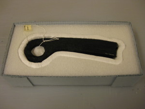 支柱碎片完好无损地放在新盒子里。