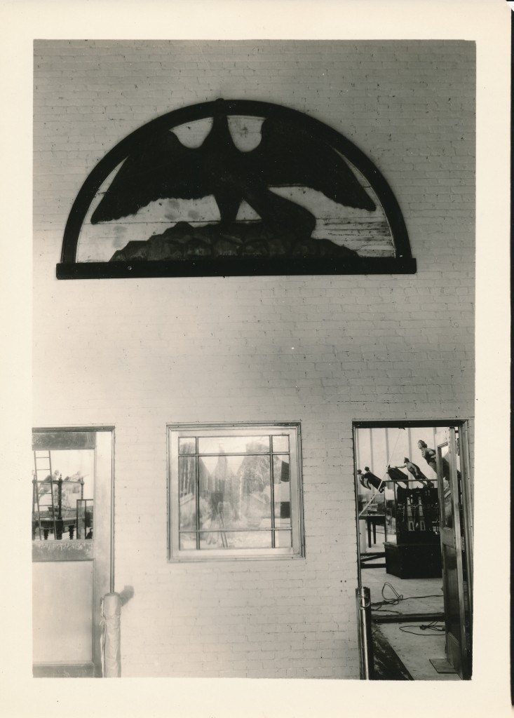 在大堂，透过自动门到画廊