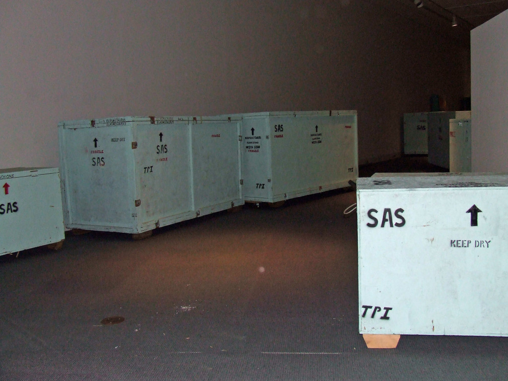 还有几条板条箱等着被打开。