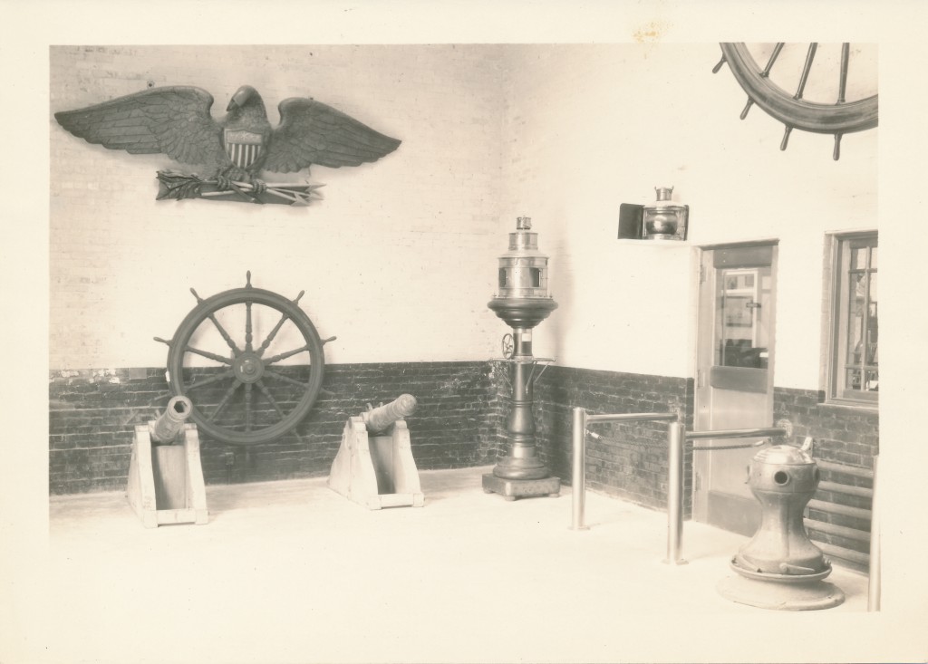 在画廊里，望着门