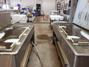 在炮架两侧完成安装。