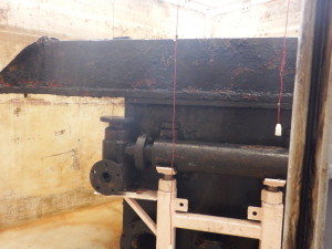 偷看冷凝器坦克的门。