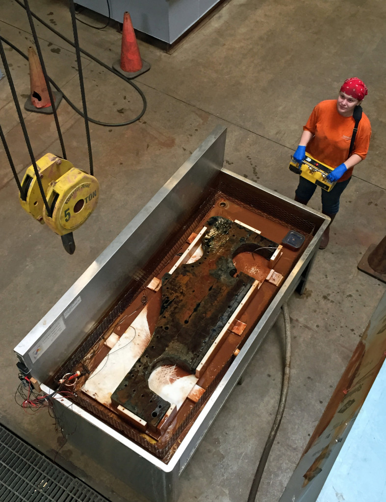 凯特放下5吨的遥控起重机。