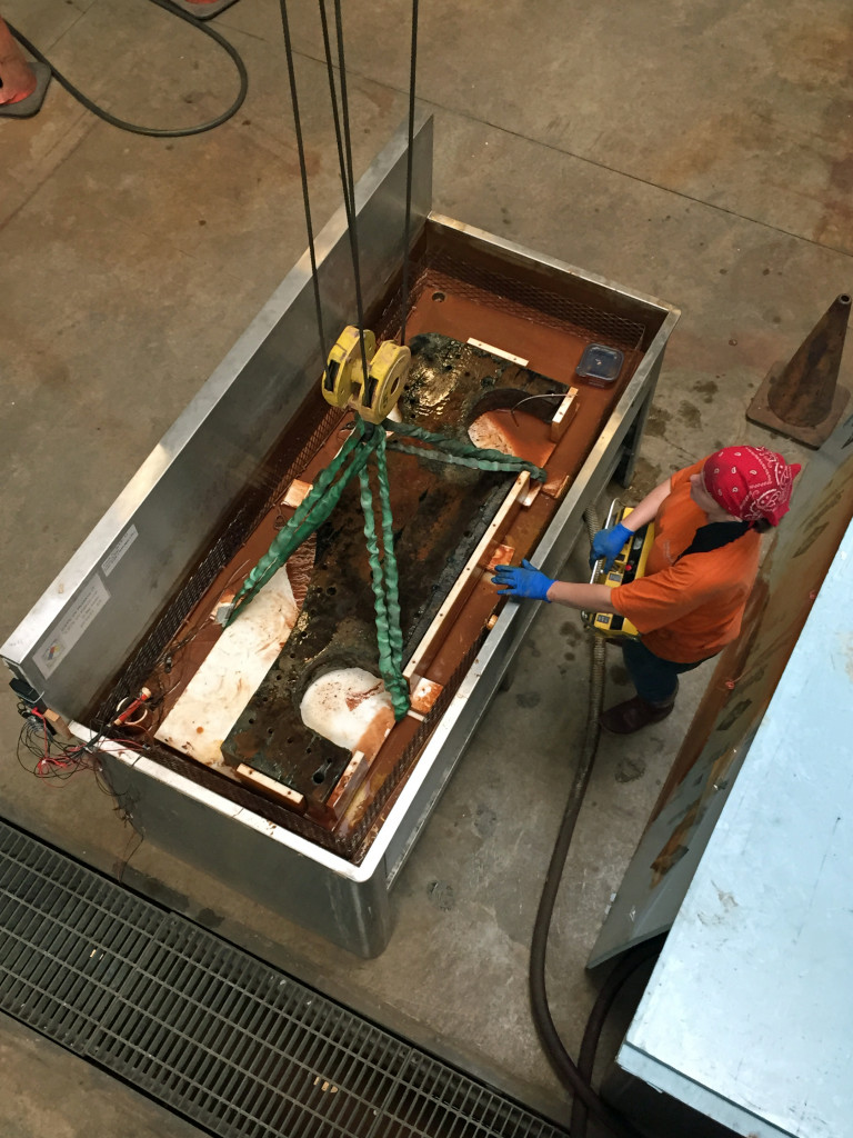 凯特将吊车安装在橡树炮架的侧支撑平台上。