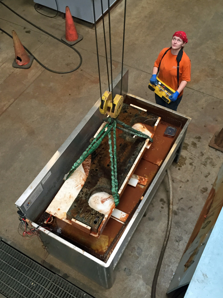 凯特增加了吊带的张力。