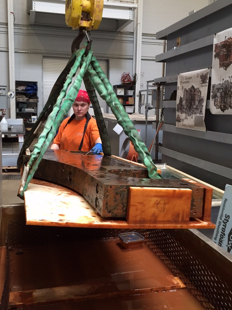 凯特用起重机估量她的下一步行动。