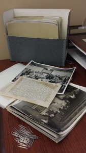 一盒8 × 10的，一个文件夹打开。《时代》杂志将标题从印刷的背面分开，你可以看到这种尺寸的照片比4 × 5的照片更适合。