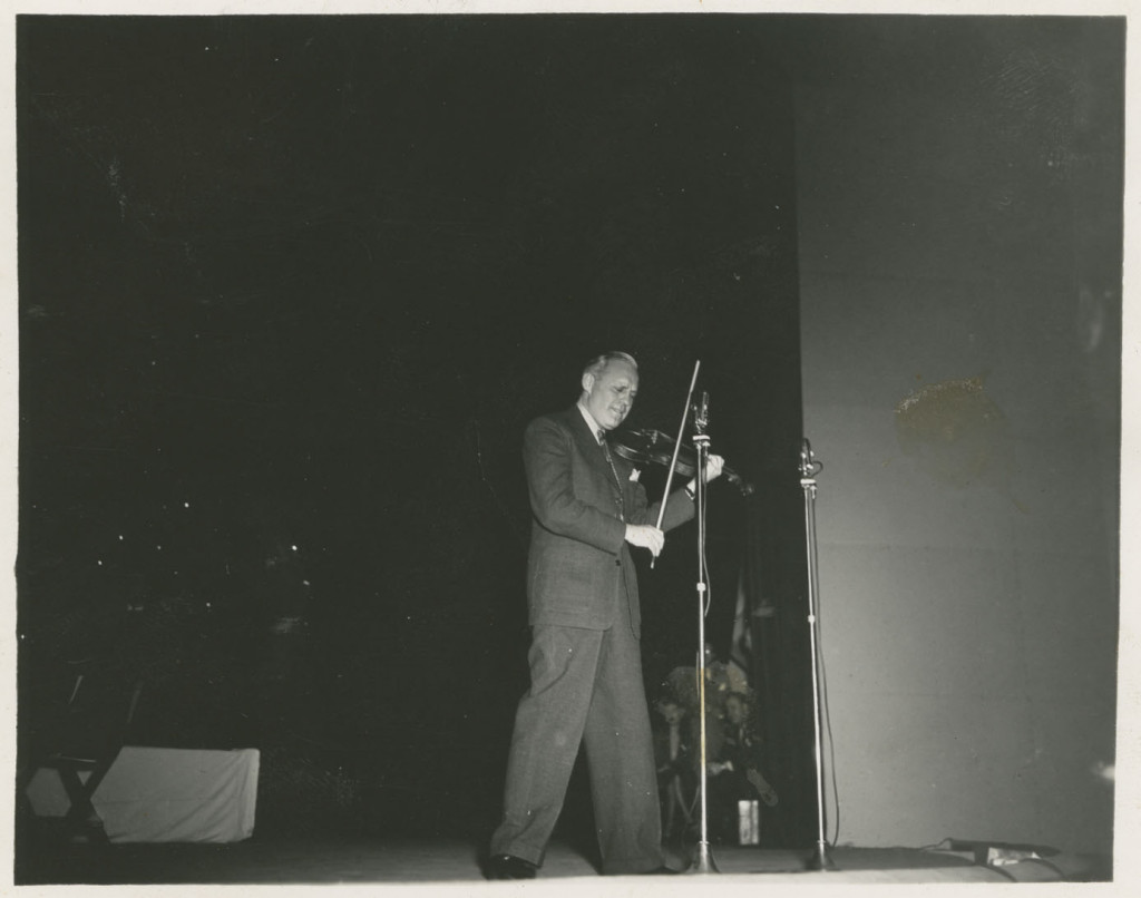 本尼演奏小提琴