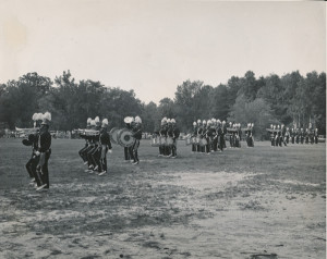 鼓与号角队在哈维菲尔德表演，布雷顿-帕金斯邮报，07-21-1957 (2)