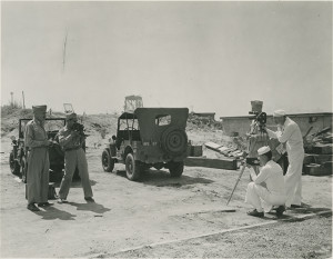 约瑟夫·希尔中士给三名海军摄影师拍照