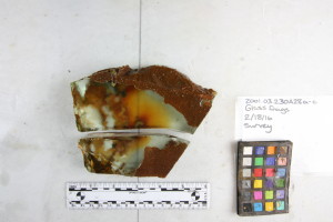 厚玻璃板。可能是甲板上的灯光。所有橙色的污点都是铁锈和腐蚀。