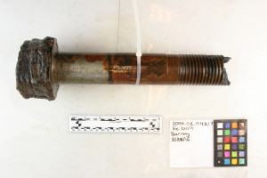 固定传动轴的填料盒上的铁螺栓。