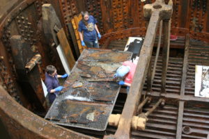 检查nutguard和炮塔“阳极台”之间的连接