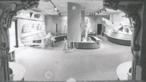 建造傀儡画廊1977年