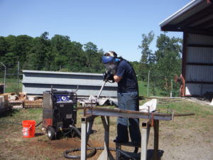 elsa与她后面的干冰单位一起使用