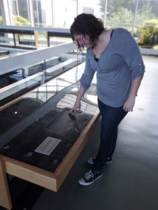 管理员劳里正在检查监视器上的甲板板。这个藏物对访客来说是安全的。