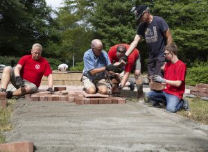 鹰童军建筑群花园小径。