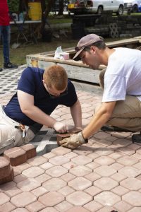 格雷厄姆·金帮助童子军