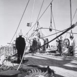 显示有线线的甲板场景准备在海底铺设。