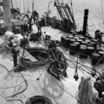 跨大西洋电话电缆的机组人员和设备的甲板视图。