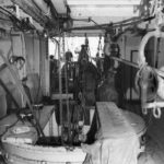 船员用潜艇电话电缆工作下方。