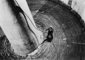 俯视在储存电话电缆的坦克内。