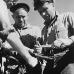 甲板手准备使最终接头到跨大西洋电话电缆。