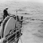 在潜艇电话电缆上浏览电缆馈电系统被送入海洋。