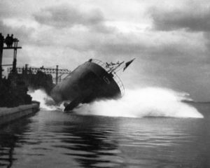 一艘船在试图投入大海时倾斜到了一个极端的角度。