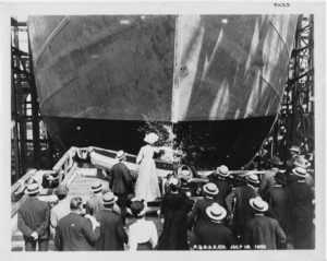 一个瓶子在船首破裂的时刻，船壳的近景图像。