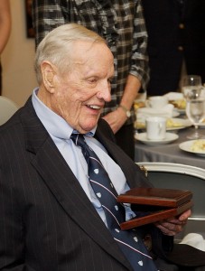 已故小t·帕克主持人的照片。