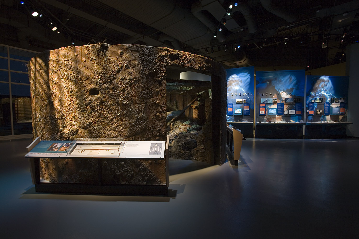 发现USS <em>监视器</em>炮塔，倒置;在USS <em>监视器</em>中心内的全尺寸副本